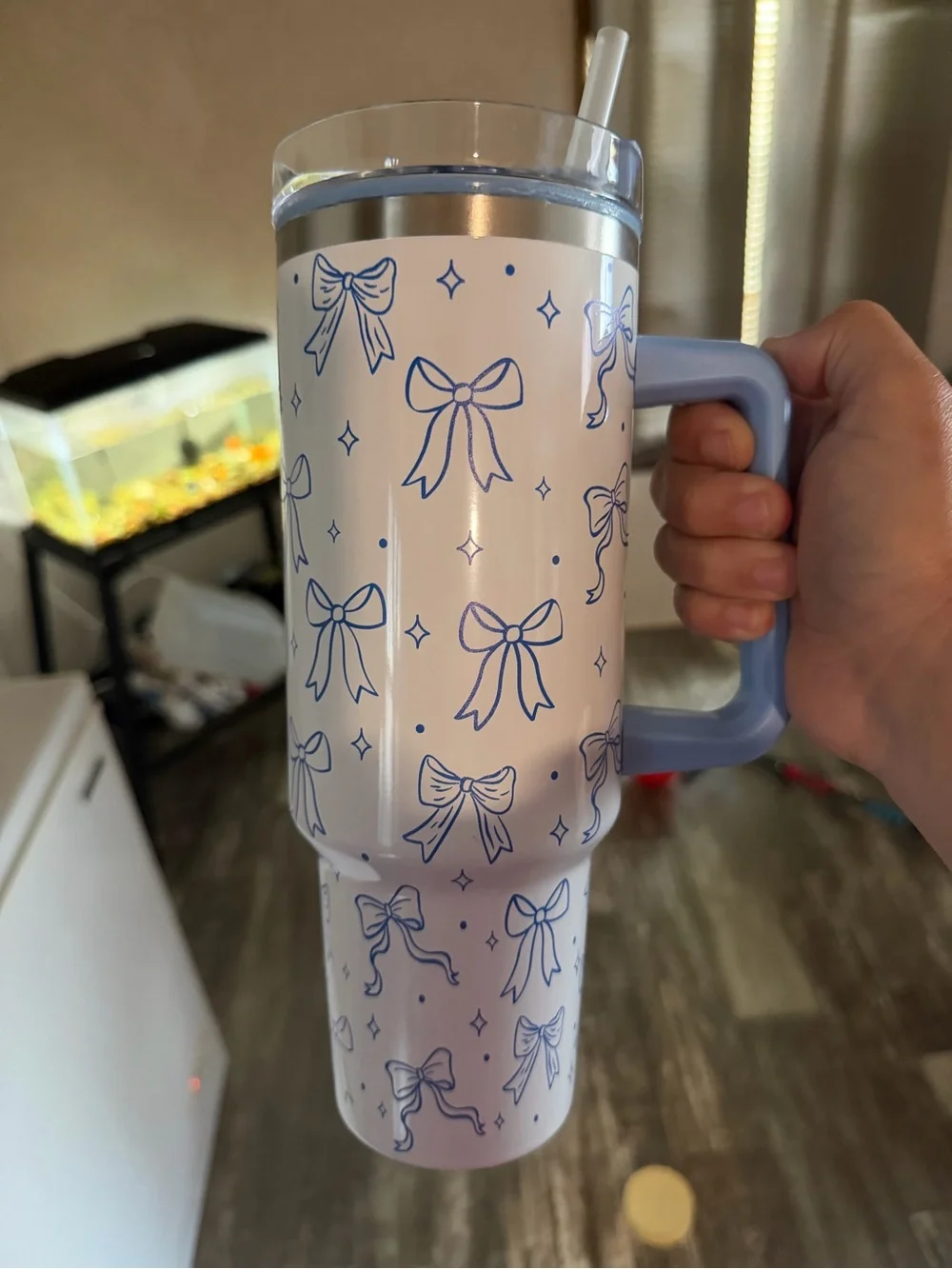 Bow Print Travel Tumbler with Handle - Light blue Bow Pattern